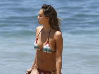 Jessica Alba uwodzicielsko w bikini na plaży 